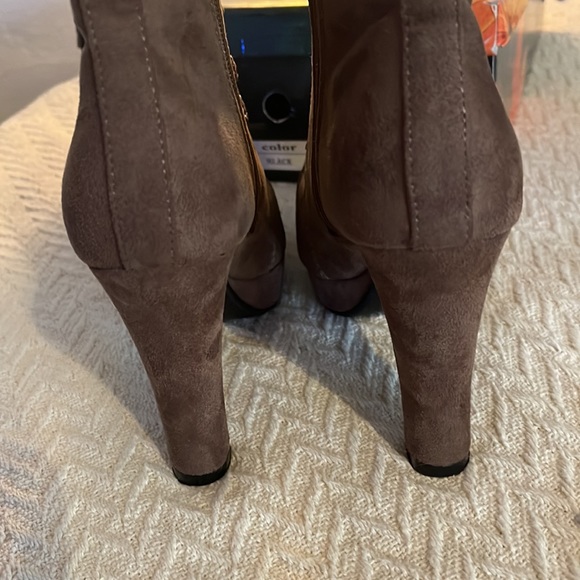 Italina Size 8 Roundtoe high heeled Boots - Picture 5 of 6